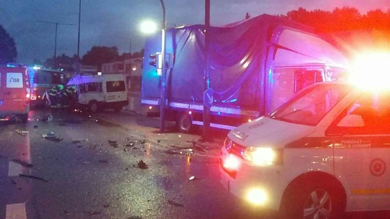 Tragická nehoda v Ružomberku. Dva lidé zemřeli po srážce nákladních vozů Tragická nehoda v Ružomberku. Dva lidé zemřeli po srážce nákladních vozů