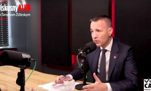 Drucker obhajoval totalitnú Pandemickú dohodu WHO, ale aj smrtonosné mRNA injekcie. Ľudia podľa neho veria konšpiráciám, ktorá je vraj výsledkom degradácie súčasného vzdelávania aj vplyvom pôsobenia sociálnych sietí