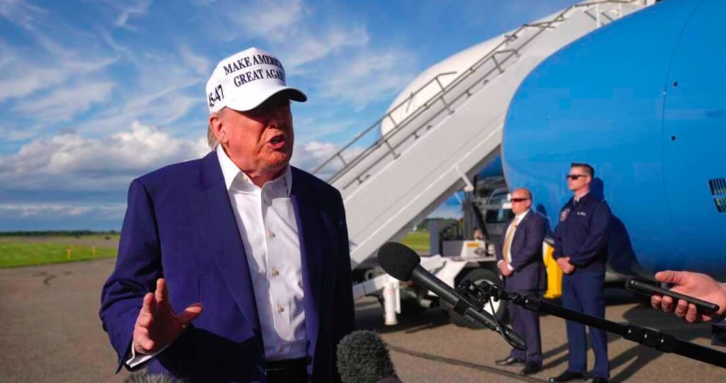 „Nie som spokojný s tým, čo Putin robí. Zabíja veľa ľudí. Neviem, čo sa s Putinom, do pekla, stalo,“ vyhlásil Donald Trump v reakcii na ruské dronové útoky na Ukrajinu, ktoré boli reakciou na rozsiahle nálety bezpilotných lietadiel, ktoré spustila ukrajinská armáda