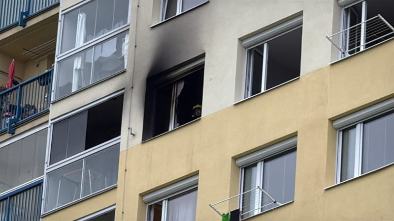 Nebezpečný požár na pražském Chodově. Nepřežil jeden člověk, 8 dalších hasiči zachránili