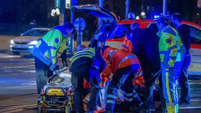 Vážná nehoda v Kladně: Po srážce sanitky, osobního auta a autobusu se zranili čtyři lidé Vážná nehoda v Kladně: Po srážce sanitky, osobního auta a autobusu se zranili čtyři lidé