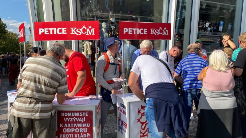 Komunismus jako nacismus. Třešničky jsou OK, srp a kladivo ne, vysvětluje poslanec TOP 09 Komunismus jako nacismus. Třešničky jsou OK, srp a kladivo ne, vysvětluje poslanec TOP 09