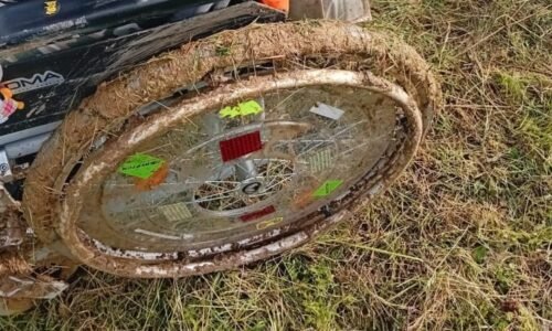 Výlet se změnil v drama: Policisté z Hodonína vytáhli seniorku z bahenní pasti, sami bojovali