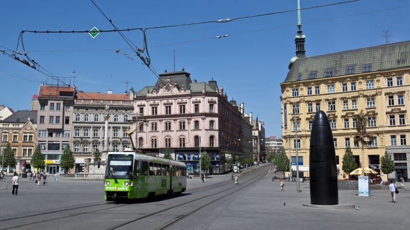 Bizarní podívaná v Brně: Nahý muž se procházel po městě. Hledal nudapláž a pletl si dny Bizarní podívaná v Brně: Nahý muž se procházel po městě. Hledal nudapláž a pletl si dny