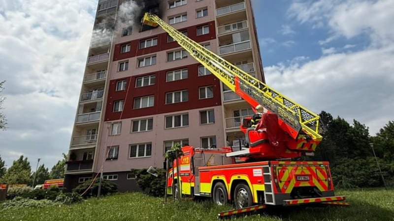Drama v Ostravě: Plameny zachvátily byt v paneláku. Žena slezla osm pater po hromosvodu Drama v Ostravě: Plameny zachvátily byt v paneláku. Žena slezla osm pater po hromosvodu