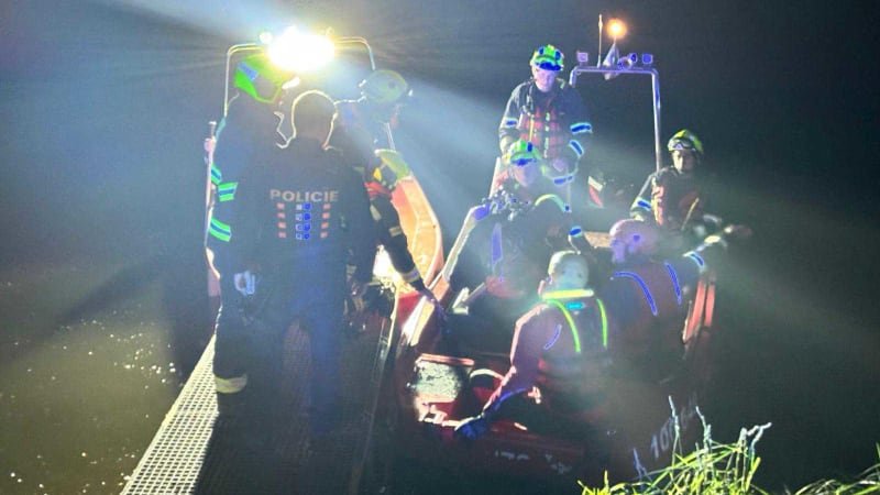 Noční tragédie na Sázavě: Člun se dvěma muži narazil do kotvící lodě. Jeden se nevynořil Noční tragédie na Sázavě: Člun se dvěma muži narazil do kotvící lodě. Jeden se nevynořil