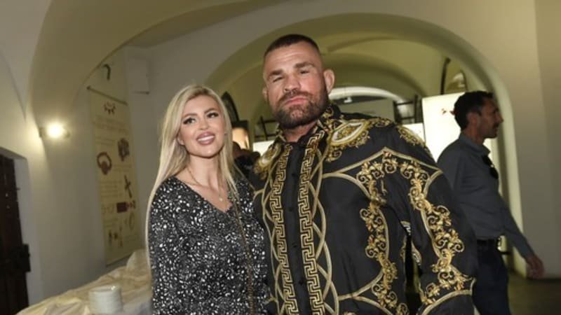 Strach o malého syna Karlose Vémoly. S Lelou spěchali do nemocnice, popsala vypjaté chvíle Strach o malého syna Karlose Vémoly. S Lelou spěchali do nemocnice, popsala vypjaté chvíle