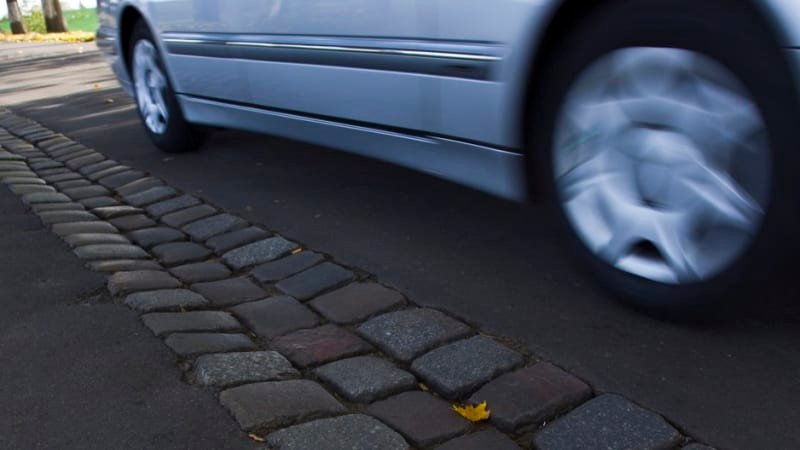 Šílený hazard. Mladík v BMW se v obci na Hronovsku řítil rychlostí 140 km/h, vezl nezletilé Šílený hazard. Mladík v BMW se v obci na Hronovsku řítil rychlostí 140 km/h, vezl nezletilé