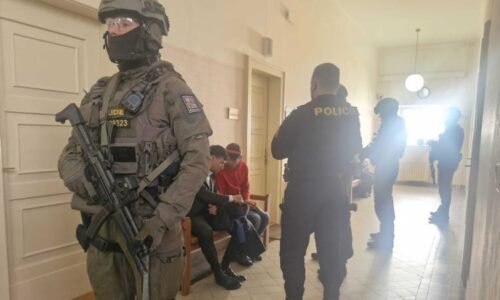 Ukrajinec v Klatovech pobodal Arména, skončil ve vazbě. Muže hlídala po zuby ozbrojená eskorta