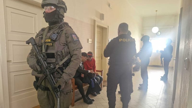 Ukrajinec v Klatovech pobodal Arména, skončil ve vazbě. Muže hlídala po zuby ozbrojená eskorta Ukrajinec v Klatovech pobodal Arména, skončil ve vazbě. Muže hlídala po zuby ozbrojená eskorta