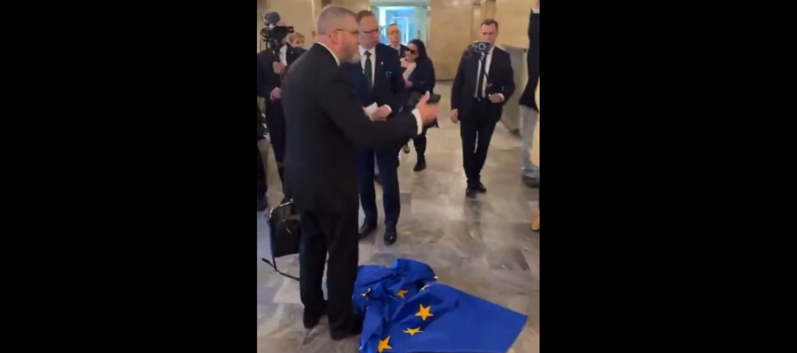 Poľský prezidentský kandidát si utrel nohy o vlajku EÚ a podpálil ju Poľský prezidentský kandidát si utrel nohy o vlajku EÚ a podpálil ju