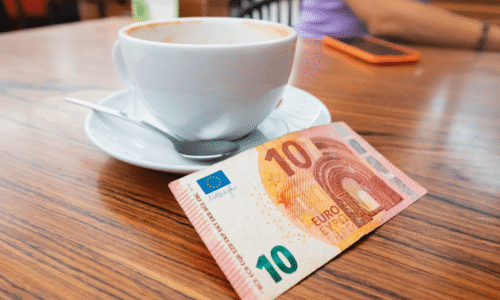 Premeňte kávu za 3 € denne na 10 000 € za rok – sledujte náš reálny pokrok na XTB