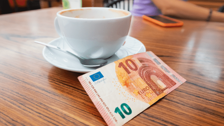 Premeňte kávu za 3 € denne na 10 000 € za rok – sledujte náš reálny pokrok na xtb