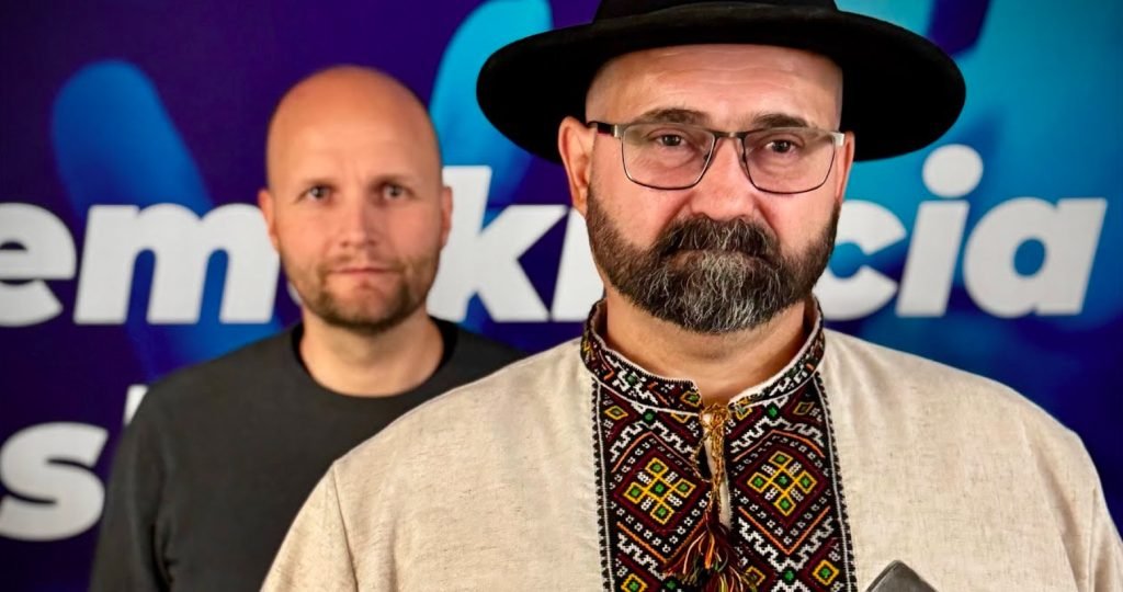 VIDEO: Naďom & spol. pestovaný Cintula 2, ktorý na nedávnom opozičnom proteste hovoril o poslednej kvapke a klinci do Ficovej rakvy, ale aj to, že je otázka času, kedy pôjde premiér „dole“, už čelí obvineniu z podnecovania k trestnému činu. VIDEO: Naďom & spol. pestovaný Cintula 2, ktorý na nedávnom opozičnom proteste hovoril o poslednej kvapke a klinci do Ficovej rakvy, ale aj to, že je otázka času, kedy pôjde premiér „dole“, už čelí obvineniu z podnecovania k trestnému činu.