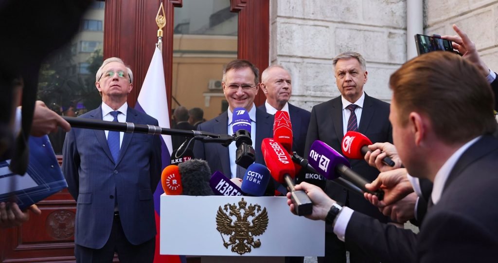 VIDEO: Zelenskyj naštvaně odletěl z Turecka a musel překopat složení delegace, která bude jednat v Istanbulu s Rusy až v pátek. VIDEO: Zelenskyj naštvaně odletěl z Turecka a musel překopat složení delegace, která bude jednat v Istanbulu s Rusy až v pátek.