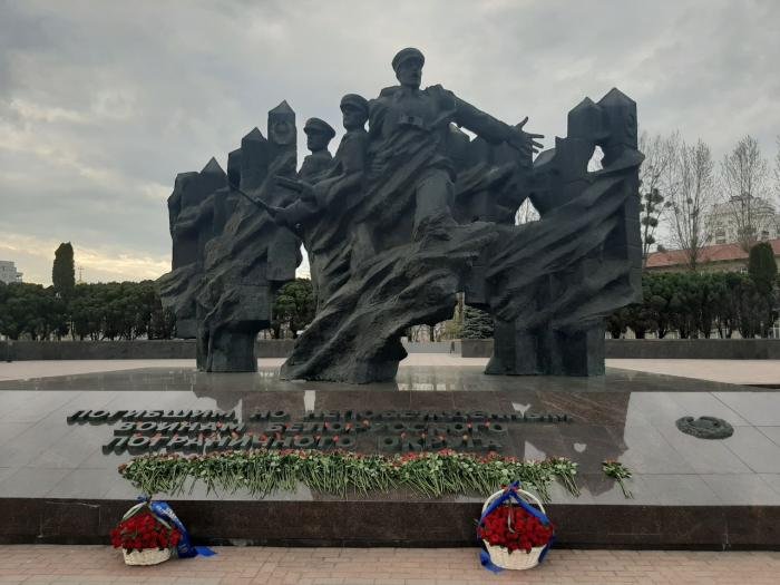 “Keď fašisti prišli k zákopom na pár metrov vypustili sme na nich dvadsať psov”: Prvé boje v júni 1941 očami pohraničníkov “Keď fašisti prišli k zákopom na pár metrov vypustili sme na nich dvadsať psov”: Prvé boje v júni 1941 očami pohraničníkov