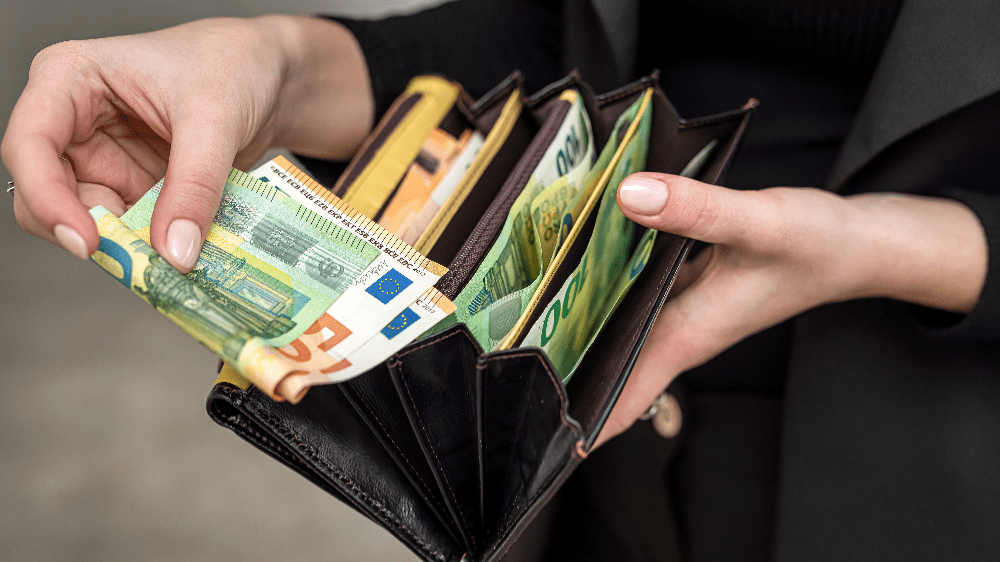 Porovnanie platov v krajinách EÚ: Slovensko na poslednom mieste Porovnanie platov v krajinách EÚ: Slovensko na poslednom mieste
