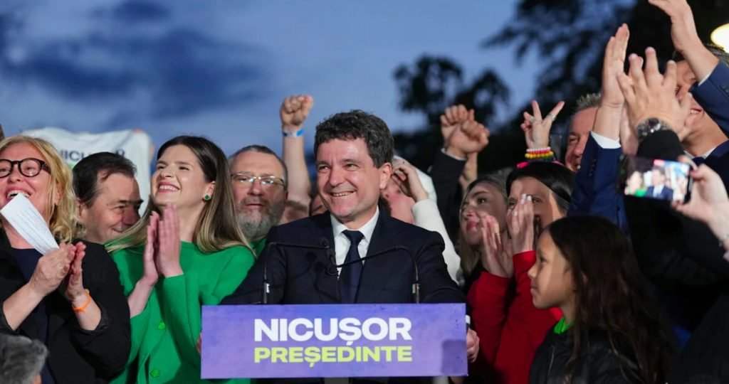 Rumuni si za nového prezidenta zvolili probruselského centristického politika a starostu Bukurešti – Nicušora Dana. Pravicový kandidát George Simion uznal svoju porážku Rumuni si za nového prezidenta zvolili probruselského centristického politika a starostu Bukurešti – Nicušora Dana. Pravicový kandidát George Simion uznal svoju porážku