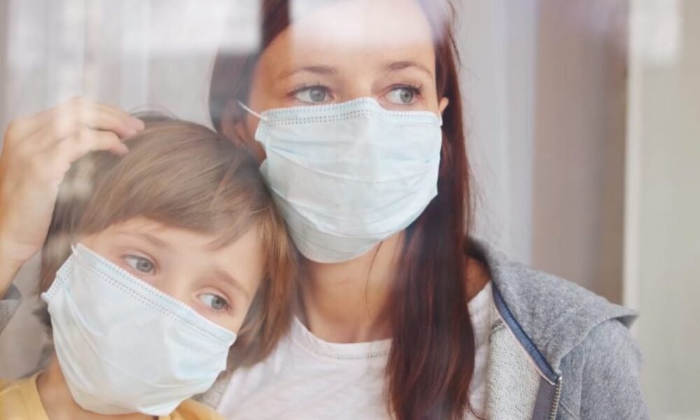 Médiami, WHO, vládami a tzv. covidovými odborníkmi na smrť z pandémie vystrašení a zmanipulovaní nemeckí rodičia od decembra roku 2021 až doteraz vo svojom dome izolovali od vonkajšieho sveta svoje tri deti