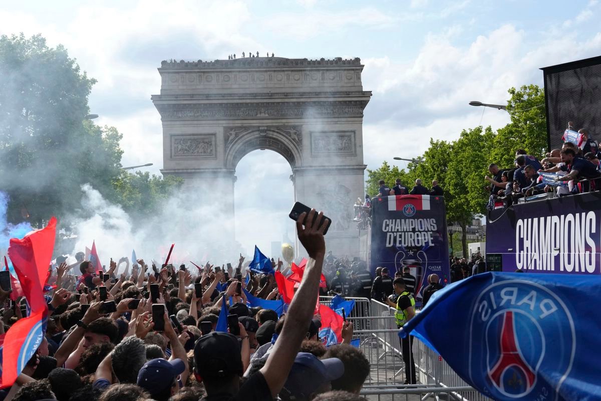 VIDEO+FOTO PSG priniesol ušatú trofej domov! Fanúšikovia privítali svojich miláčikov na legendárnej ulici