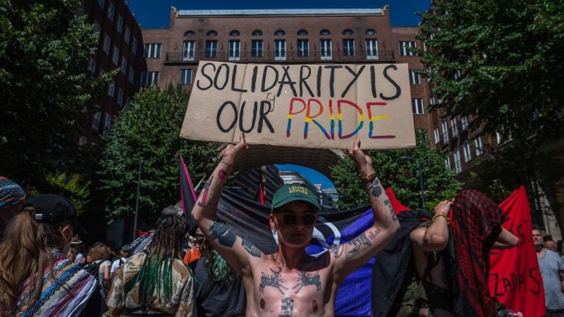 Na Budapest Pride dorazilo 200 tisíc lidí. Pochod se změnil v protest proti Orbánovi Na Budapest Pride dorazilo 200 tisíc lidí. Pochod se změnil v protest proti Orbánovi