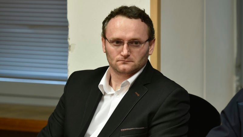 Mladíka v Chomutově popravil celým zásobníkem, dostal 10 let. Teď jde Benda na svobodu Mladíka v Chomutově popravil celým zásobníkem, dostal 10 let. Teď jde Benda na svobodu