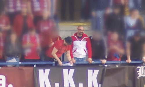 Průšvih fanoušků Sparty. Na zápase vyvěsili plakát odkazující na Ku-klux-klan, hledá je policie