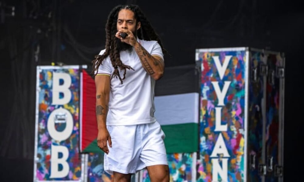 Skandál na nejslavnějším festivalu světa: Rapper křičel protiizraelská hesla. Řeší to policie