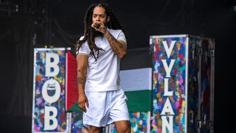 Skandál na nejslavnějším festivalu světa: Rapper křičel protiizraelská hesla. Řeší to policie Skandál na nejslavnějším festivalu světa: Rapper křičel protiizraelská hesla. Řeší to policie