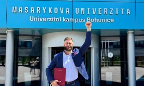 Titul oslavím se „zvířecím doprovodem“, vtipkuje bijec Procházka, který dokončil vysokou školu