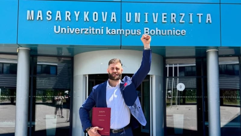Titul oslavím se „zvířecím doprovodem“, vtipkuje bijec Procházka, který dokončil vysokou školu Titul oslavím se „zvířecím doprovodem“, vtipkuje bijec Procházka, který dokončil vysokou školu
