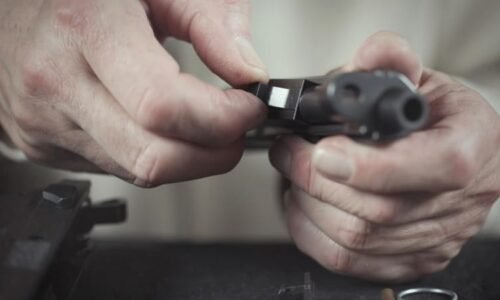 Ruský vicegubernátor Petrov byl nalezen mrtev. Údajně se zastřelil při čištění zbraně