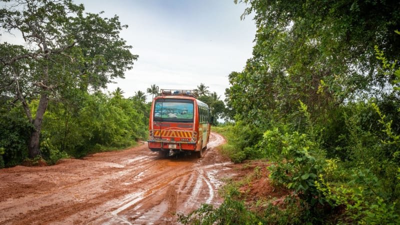 Svatebčané zůstali uvězněni v hořících troskách. Srážku autobusů v Tanzanii nepřežily desítky lidí Svatebčané zůstali uvězněni v hořících troskách. Srážku autobusů v Tanzanii nepřežily desítky lidí