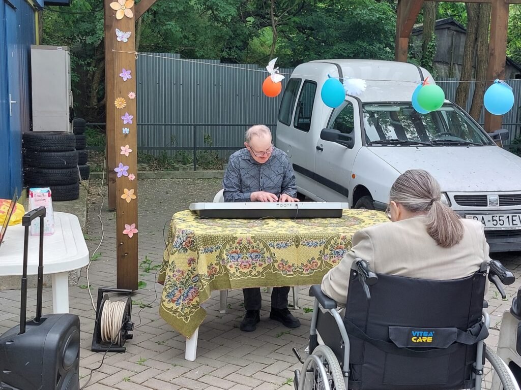 Majáles v Domove sociálnych služieb Rozsutec: Spev, tanec a radosť Majáles v Domove sociálnych služieb Rozsutec: Spev, tanec a radosť