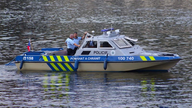 Mrtvé mužské tělo vytáhli policisté z Vltavy u Štvanice. Příčinu smrti určí pitva Mrtvé mužské tělo vytáhli policisté z Vltavy u Štvanice. Příčinu smrti určí pitva