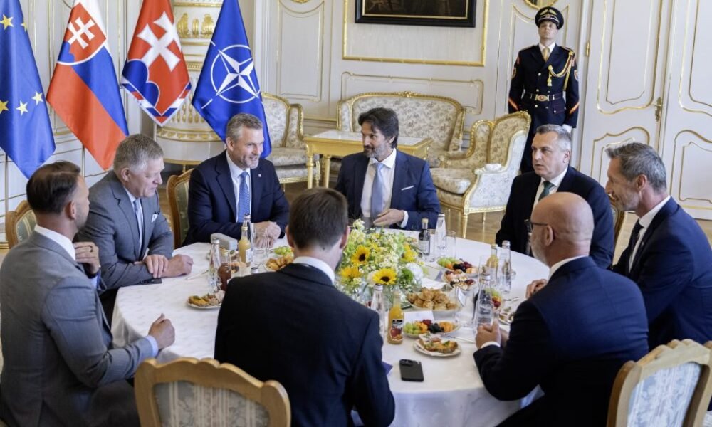 Politici sa výnimočne zhodli v otázke výdavkov do NATO aj v kritike Ficovho výroku o neutralite