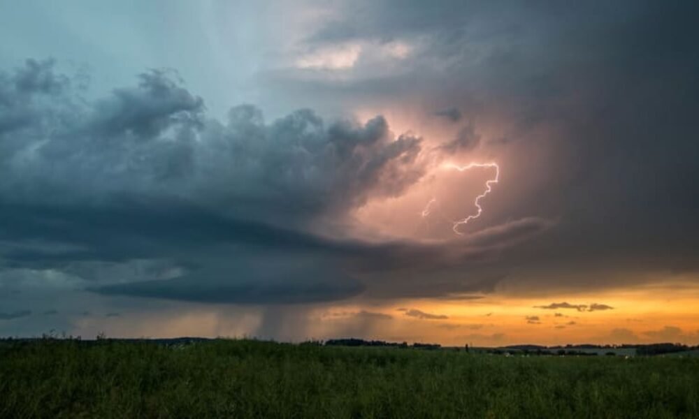 Bouřky již udeřily v Česku, hrozí i kroupy a silný vítr. Srážky může doprovázet „shelf cloud“