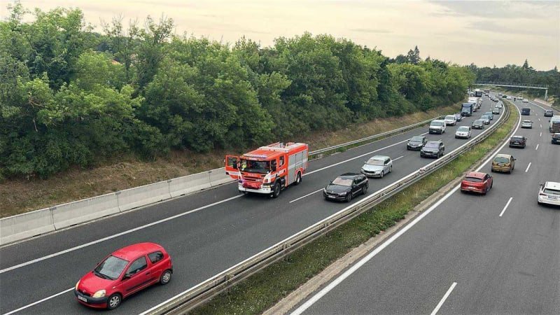 Vážná nehoda u Brandýsa: Auto po kolapsu řidiče kličkovalo po dálnici D10, zasahoval vrtulník