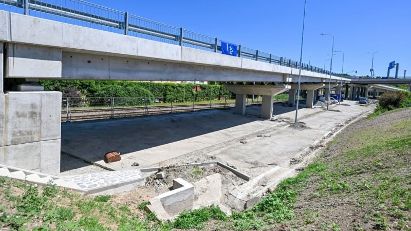 Obyvatelé Brna se dočkali: Klíčový most přes výpadovku na dálnici D1 se po dvou letech otevřel Obyvatelé Brna se dočkali: Klíčový most přes výpadovku na dálnici D1 se po dvou letech otevřel