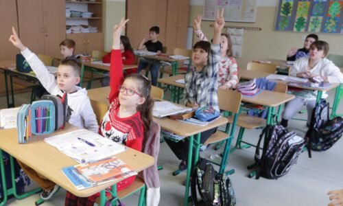 Systém ospravedlňovania vymeškaných hodín žiakov sa zmení. Poslanci schválili novelu, týka sa aj škôlok