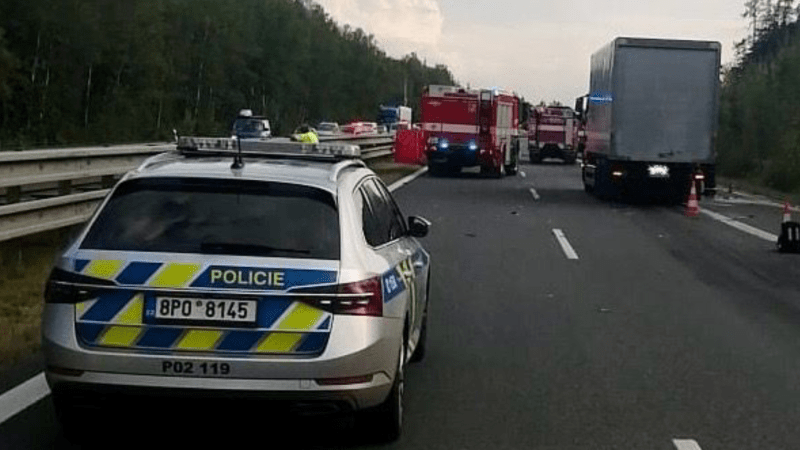 Hromadná nehoda uzavřela dálnici D5 na Prahu: S náklaďákem se srazily dvě dodávky Hromadná nehoda uzavřela dálnici D5 na Prahu: S náklaďákem se srazily dvě dodávky