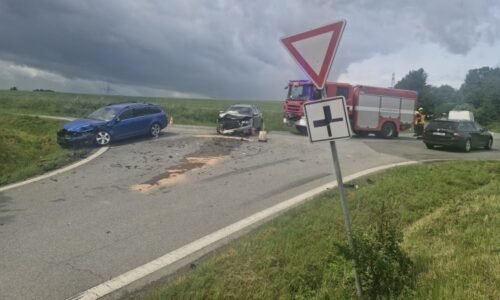 Vážná nehoda na Rokycansku. Srážka dvou osobních vozů si vyžádala větší počet zraněných