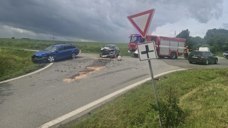 Vážná nehoda na Rokycansku. Srážka dvou osobních vozů si vyžádala větší počet zraněných Vážná nehoda na Rokycansku. Srážka dvou osobních vozů si vyžádala větší počet zraněných