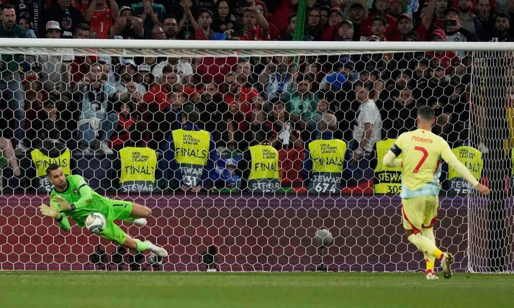 Hviezdny útočník nedal penaltu vo finále. Polícia zadržala muža, ktorý ho chcel zabiť