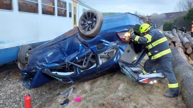 Vlak v Rakousku smetl auto s českým řidičem, uvízl mezi závorami. Měl přes dvě promile Vlak v Rakousku smetl auto s českým řidičem, uvízl mezi závorami. Měl přes dvě promile