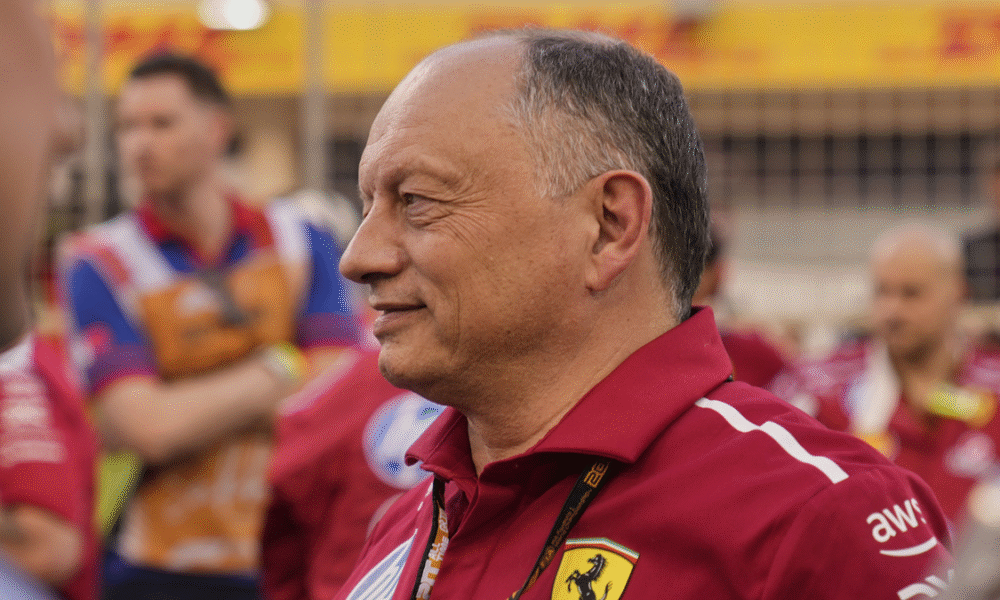 Šéfa Ferrari hnevajú neustále špekulácie o odchode Leclerca: Už neviem, čo máme robiť