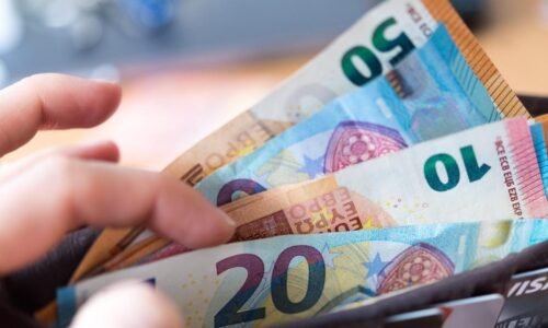 Viac ako polovica rodín na Slovensku žije od výplaty do výplaty