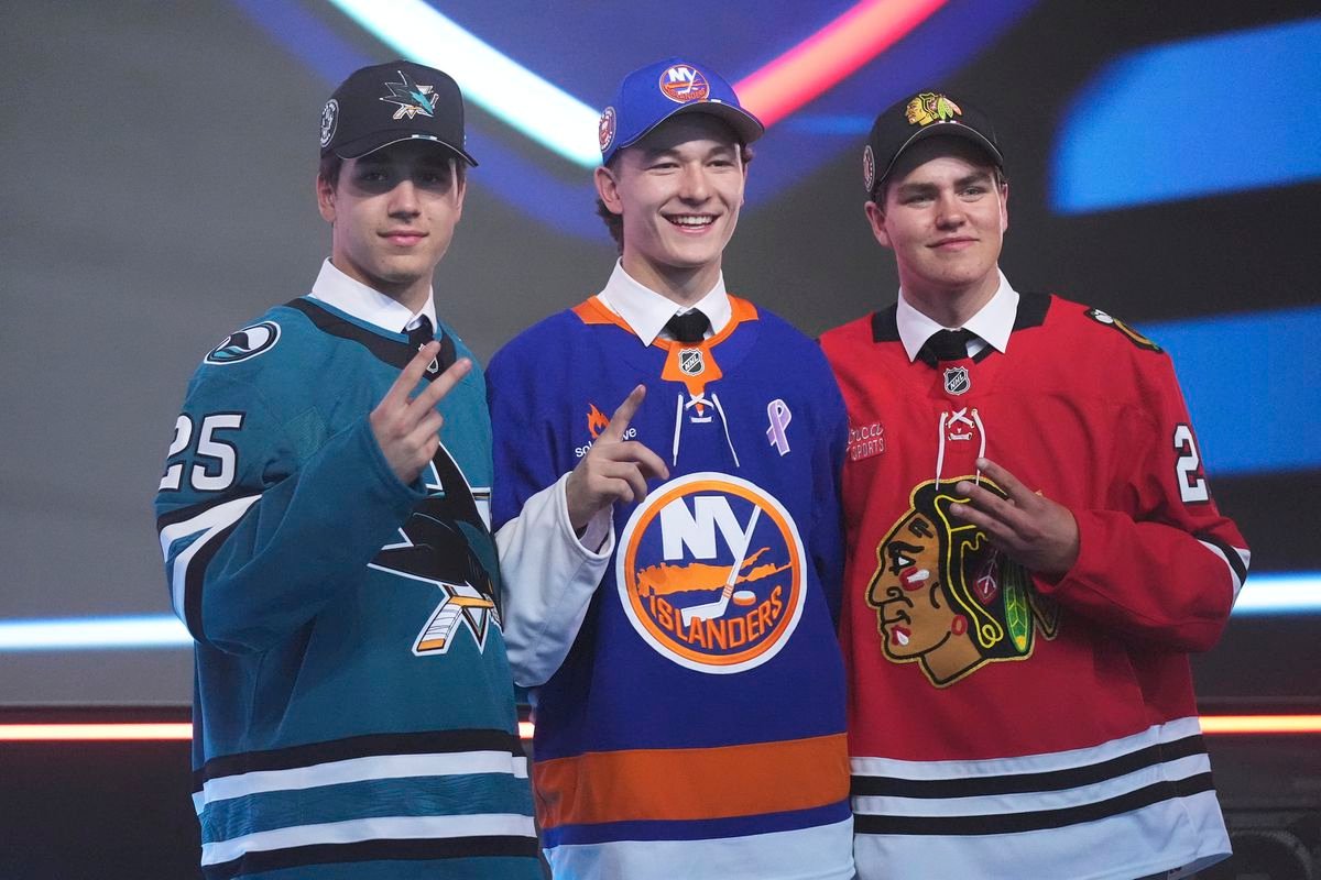 Jednotkou Draftu NHL 2025 sa stal obranca. Spoluhráč dvoch Slovákov Jednotkou Draftu NHL 2025 sa stal obranca. Spoluhráč dvoch Slovákov