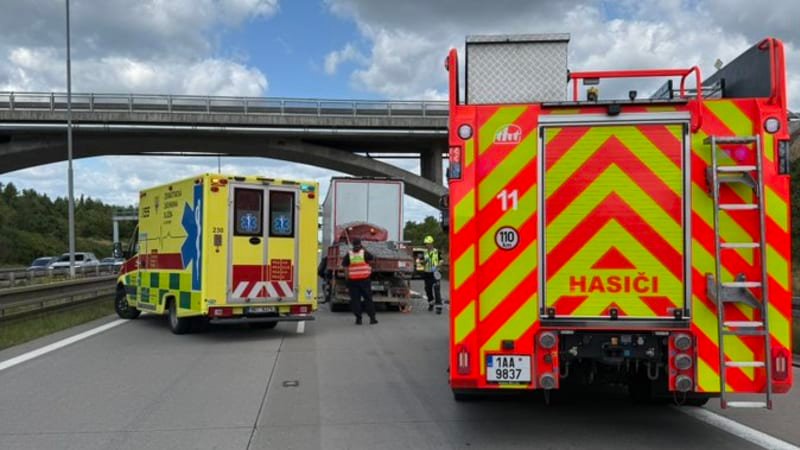 Fatální nehoda náklaďáků v Praze: Na místě jsou mrtví, záchranářský vrtulník odlétl prázdný Fatální nehoda náklaďáků v Praze: Na místě jsou mrtví, záchranářský vrtulník odlétl prázdný