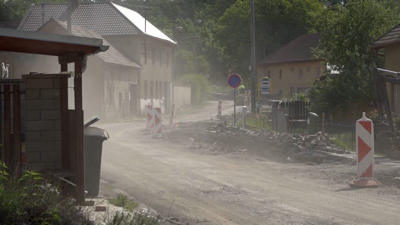 Mračna prachu a nepříjemní dělníci: Obyvatele Penčic trápí oprava silnice Mračna prachu a nepříjemní dělníci: Obyvatele Penčic trápí oprava silnice